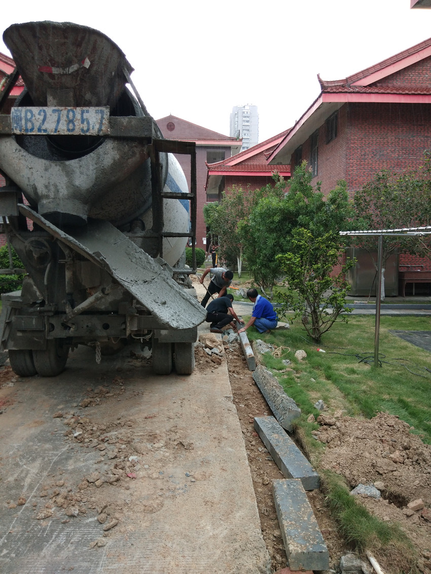 管沟边路沿石恢复及恢复浇筑混凝土路面_副本.jpg 管沟边路沿石恢复及恢复浇筑混凝土路面_副本.jpg